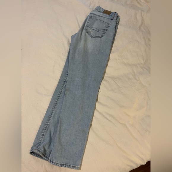 American Eagle Hi-Rise Tomgirl distressed light washed jean - Picture 3 of 6